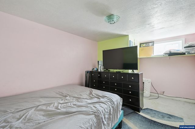 1082 Cascade Dr NW, Salem, OR 97304