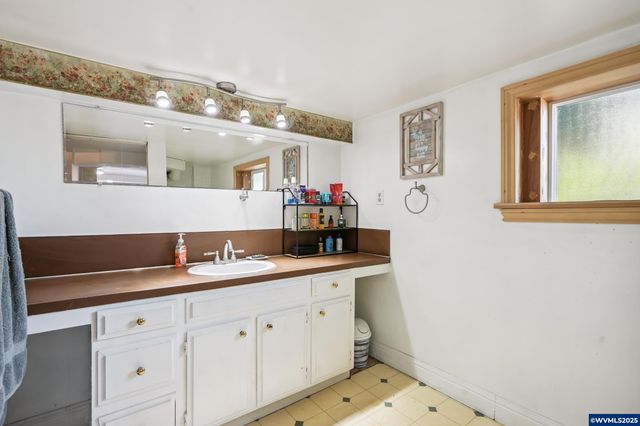 1082 Cascade Dr NW, Salem, OR 97304