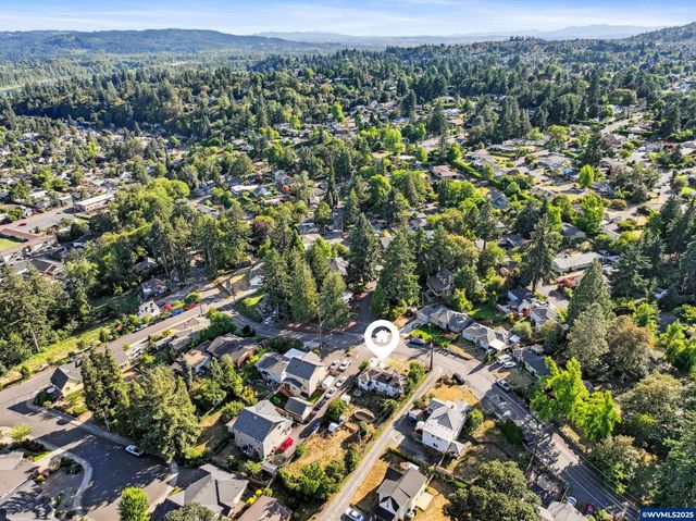 1082 Cascade Dr NW, Salem, OR 97304