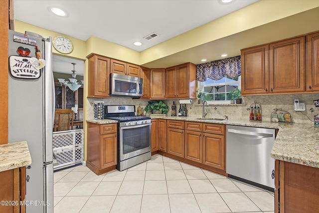 27 Silverbrooke Circle, Howell, NJ 07731