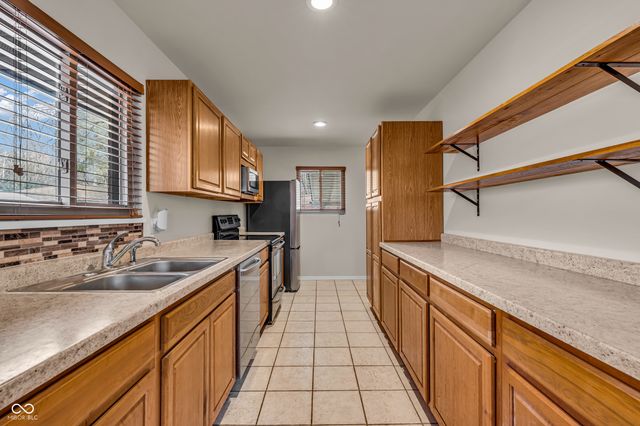 725 S 4th Avenue, Beech Grove, IN 46107