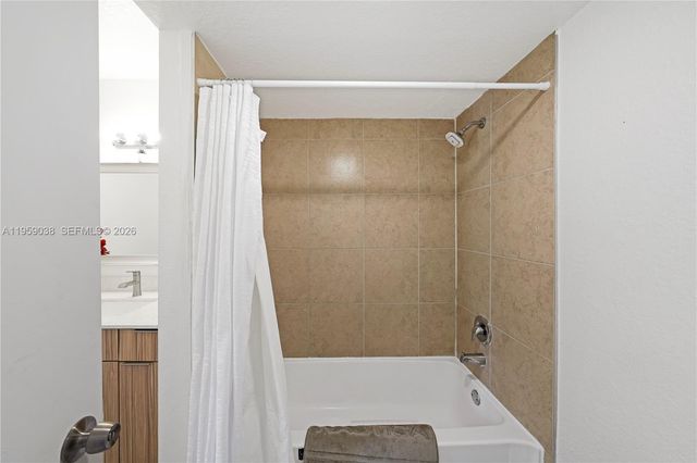 437 Vista Isles Dr 2217, Sunrise, FL 33325