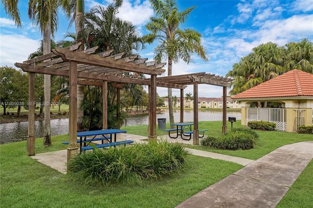 437 Vista Isles Dr 2217, Sunrise, FL 33325