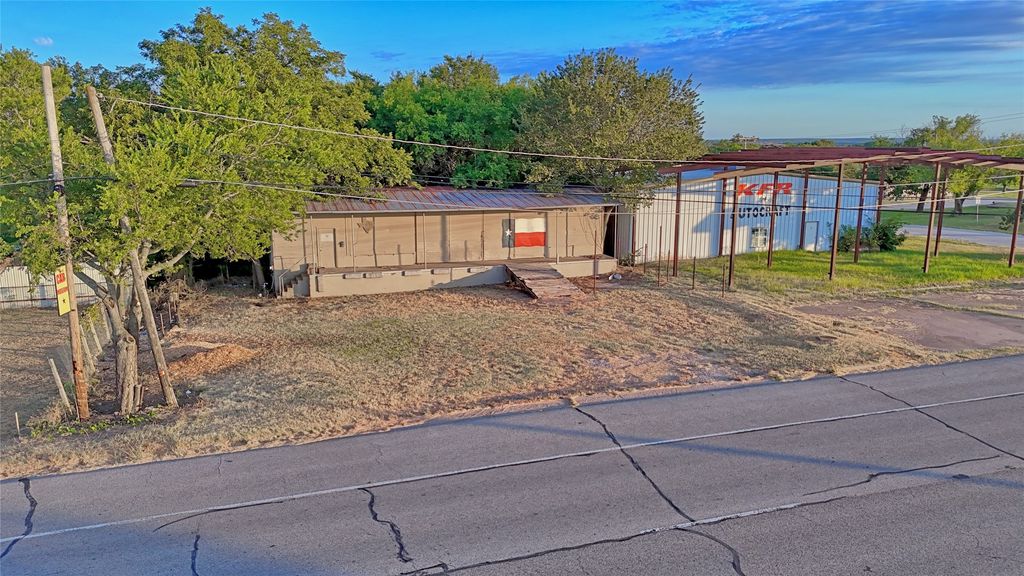707 W Highway 82, Nocona, TX 76255