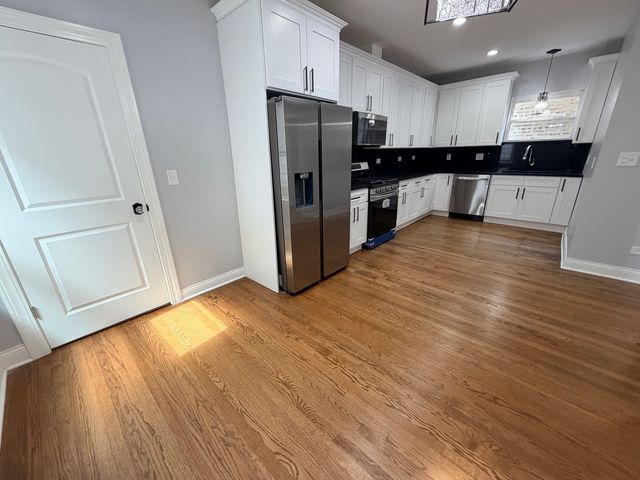 8118 S Saint Lawrence Avenue, Chicago, IL 60619