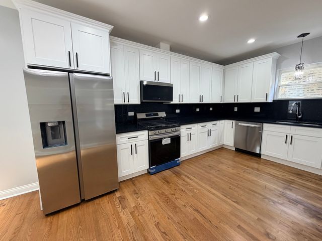 8118 S Saint Lawrence Avenue, Chicago, IL 60619