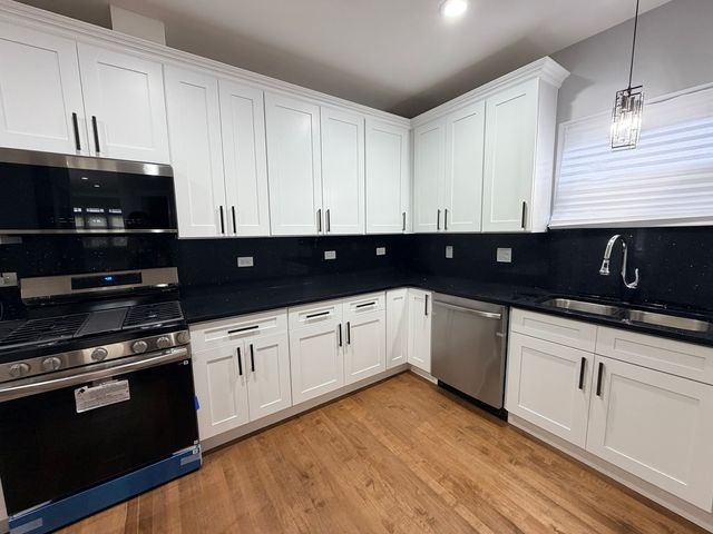 8118 S Saint Lawrence Avenue, Chicago, IL 60619