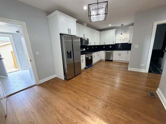 8118 S Saint Lawrence Avenue, Chicago, IL 60619
