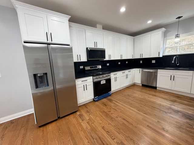 8118 S Saint Lawrence Avenue, Chicago, IL 60619