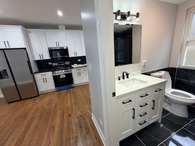 8118 S Saint Lawrence Avenue, Chicago, IL 60619