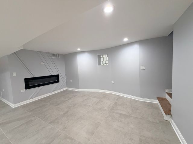 8118 S Saint Lawrence Avenue, Chicago, IL 60619