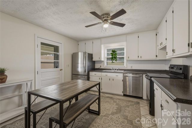 1348 Hibriten Drive SE, Lenoir, NC 28645