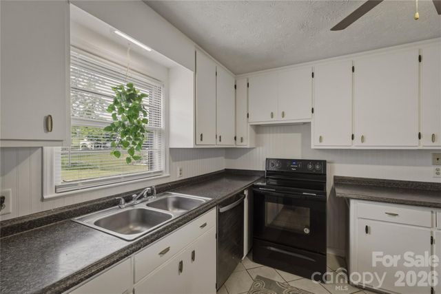 1348 Hibriten Drive SE, Lenoir, NC 28645
