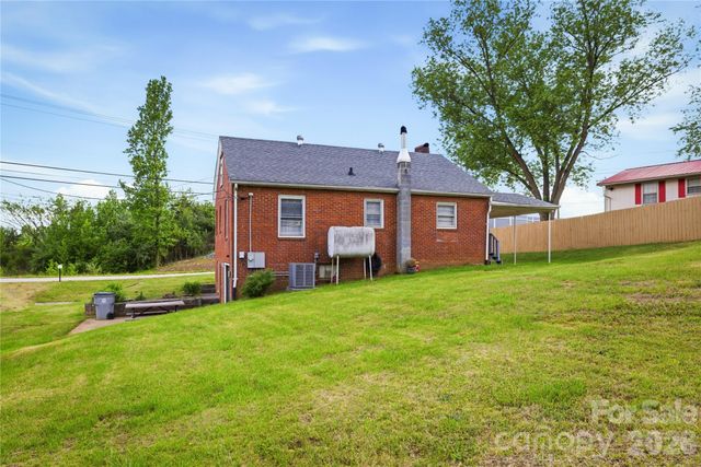 1348 Hibriten Drive SE, Lenoir, NC 28645