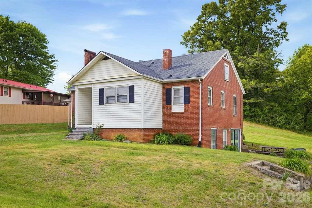 1348 Hibriten Drive SE, Lenoir, NC 28645