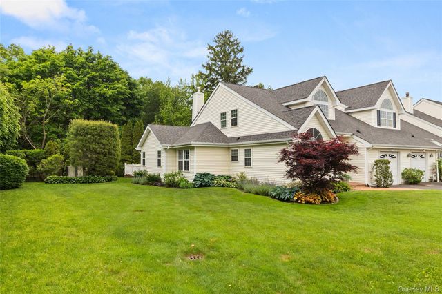 31 Joyces Way, Bay Shore, NY 11706