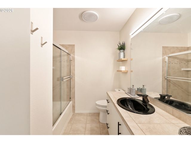 315 Nw UPTOWN Ter 2A, Portland, OR 97210