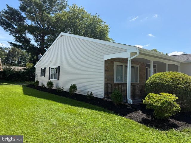 64 HUNTINGTON DR, Southampton, NJ 08088