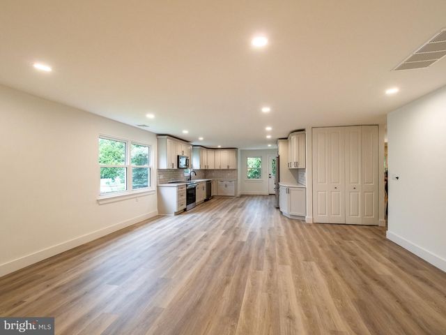 64 HUNTINGTON DR, Southampton, NJ 08088