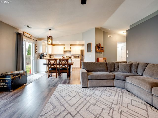 810 COLUMBIA Dr, Molalla, OR 97038