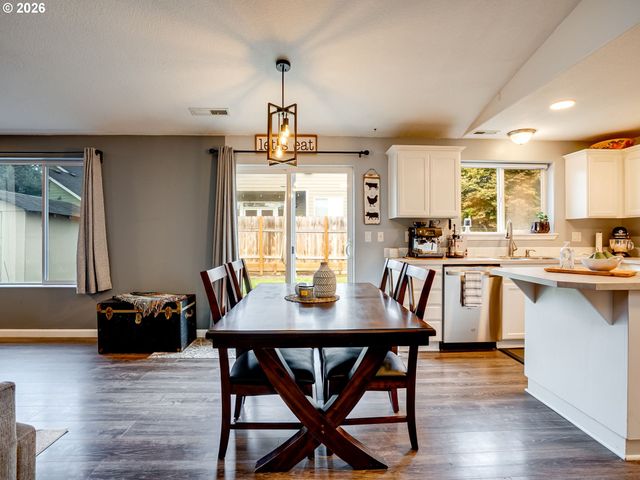 810 COLUMBIA Dr, Molalla, OR 97038