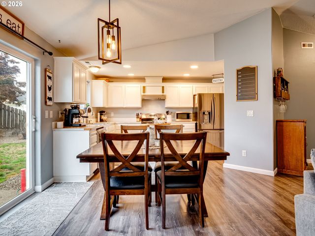 810 COLUMBIA Dr, Molalla, OR 97038