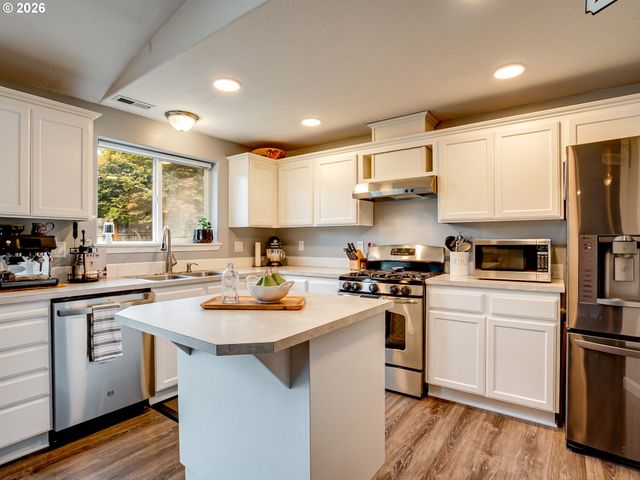 810 COLUMBIA Dr, Molalla, OR 97038