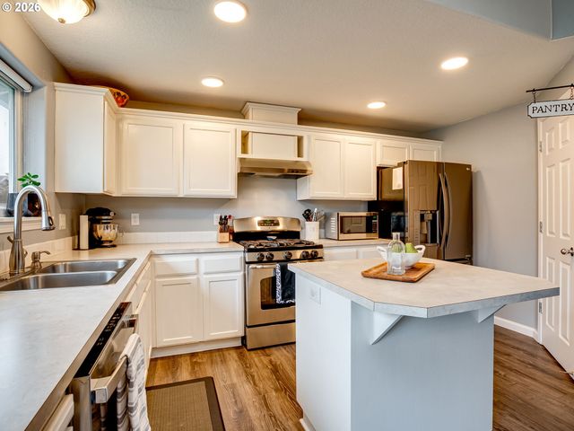 810 COLUMBIA Dr, Molalla, OR 97038