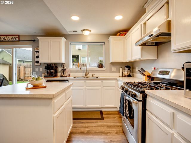 810 COLUMBIA Dr, Molalla, OR 97038