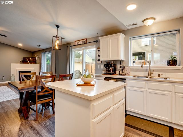 810 COLUMBIA Dr, Molalla, OR 97038