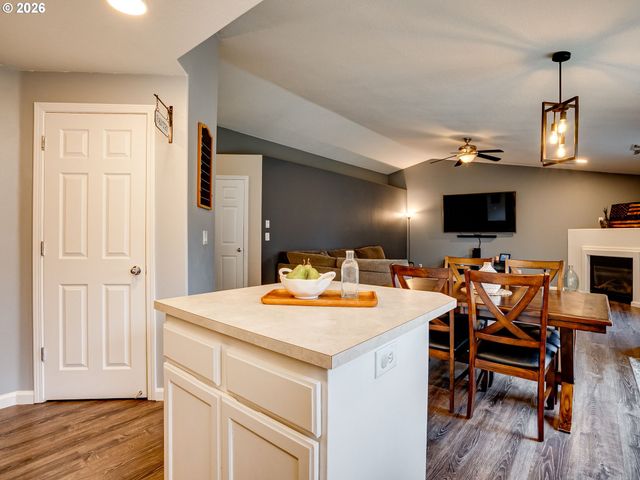 810 COLUMBIA Dr, Molalla, OR 97038