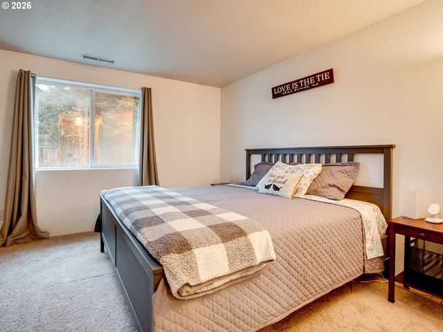 810 COLUMBIA Dr, Molalla, OR 97038