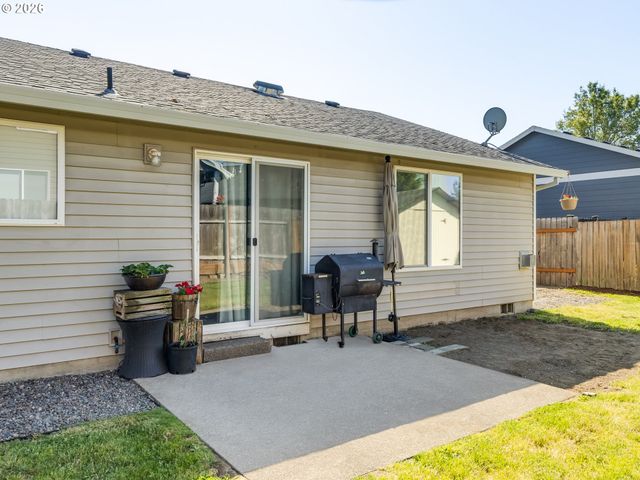 810 COLUMBIA Dr, Molalla, OR 97038