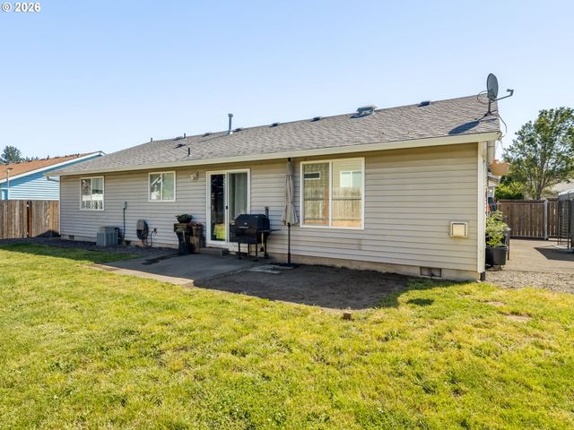 810 COLUMBIA Dr, Molalla, OR 97038