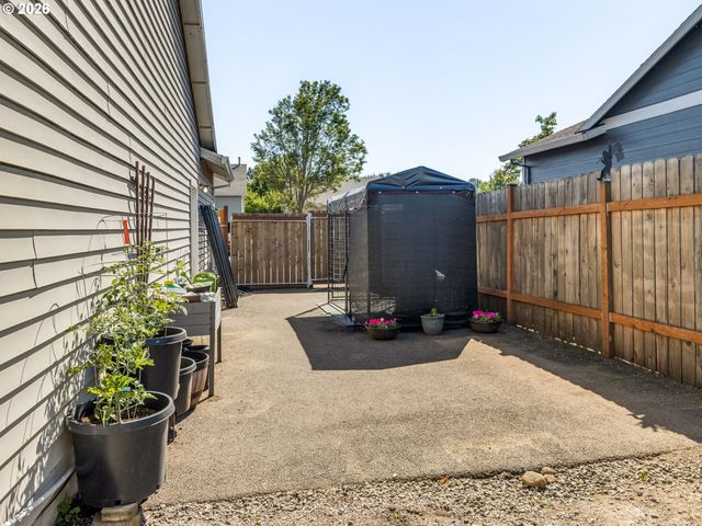 810 COLUMBIA Dr, Molalla, OR 97038