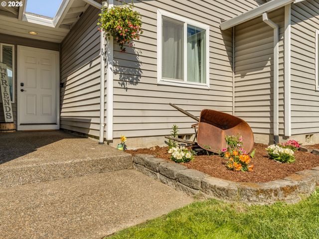 810 COLUMBIA Dr, Molalla, OR 97038
