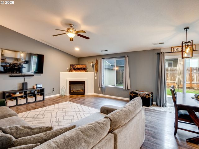 810 COLUMBIA Dr, Molalla, OR 97038