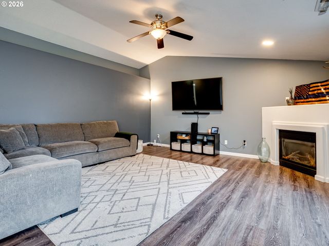 810 COLUMBIA Dr, Molalla, OR 97038