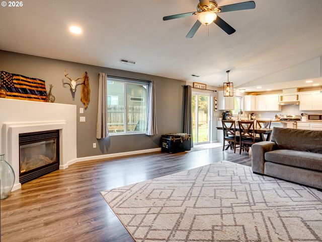 810 COLUMBIA Dr, Molalla, OR 97038