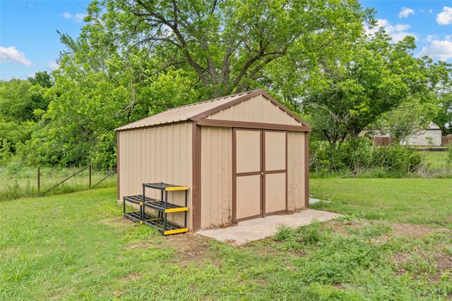 608 W Spring Street, West, TX 76691