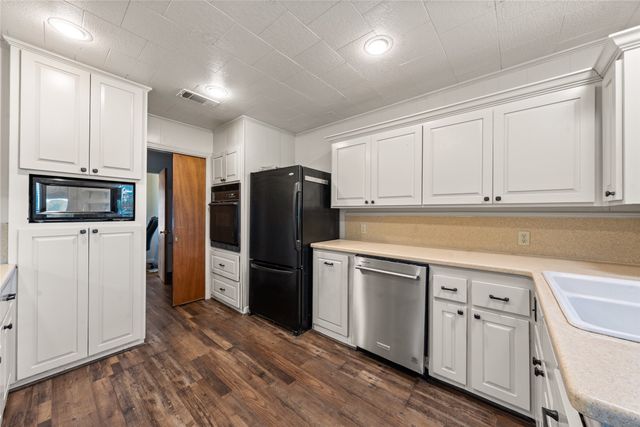 608 W Spring Street, West, TX 76691