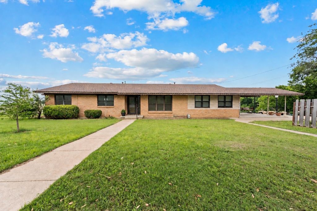 608 W Spring Street, West, TX 76691