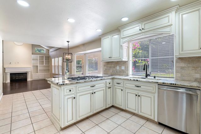 9396 N St Martin Drive, Fresno, CA 93720