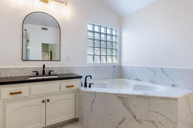 9396 N St Martin Drive, Fresno, CA 93720