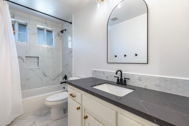 9396 N St Martin Drive, Fresno, CA 93720