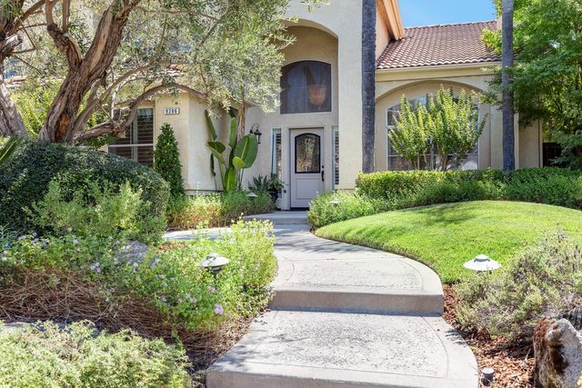 9396 N St Martin Drive, Fresno, CA 93720