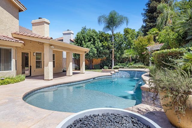 9396 N St Martin Drive, Fresno, CA 93720
