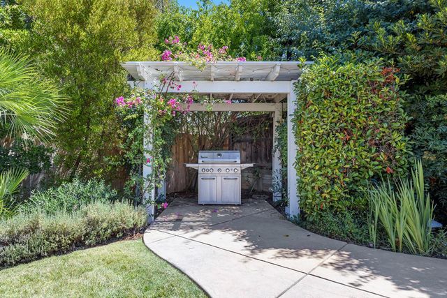9396 N St Martin Drive, Fresno, CA 93720
