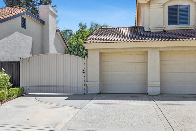 9396 N St Martin Drive, Fresno, CA 93720