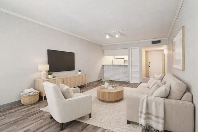 2815 Greenridge Drive 2-031, North Houston, TX 77057